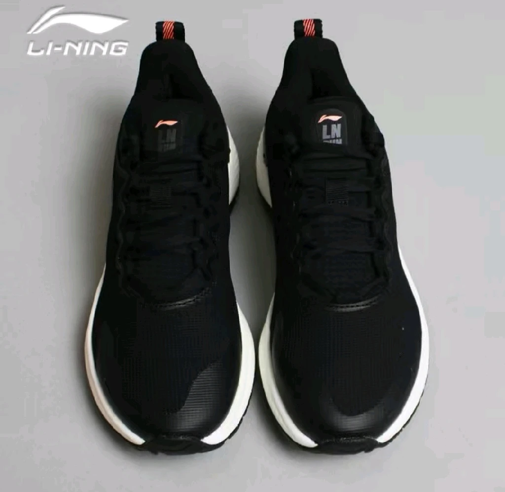 Женские кроссовки фирмы Lining