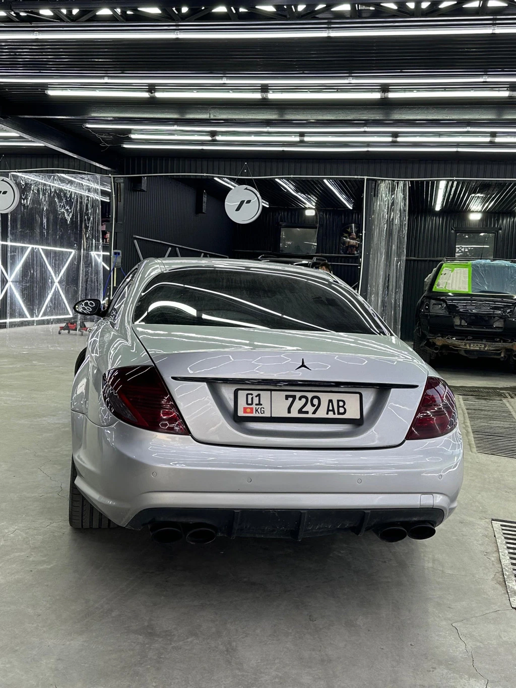 Mercedes-Benz CL-Класс (C216) купе, серебристый цвет.